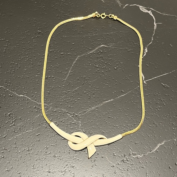 💛 VINTAGE CREAM & GOLD-TONE KNOT NECKLACE – 80s Style - Picture 5 of 9
